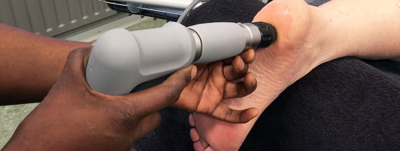 Bij shockwave therapie worden schokgolven het lichaam ingestuurd.
